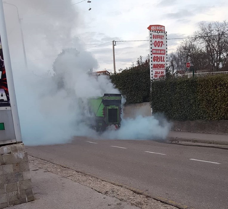 VIDEO Zapalio se kamion čistoće u Rijeci