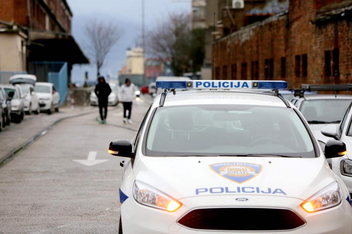 Vozač BMW-a zbog neprilagođene brzine izletio s kružnog toka u Rijeci, umro u bolnici