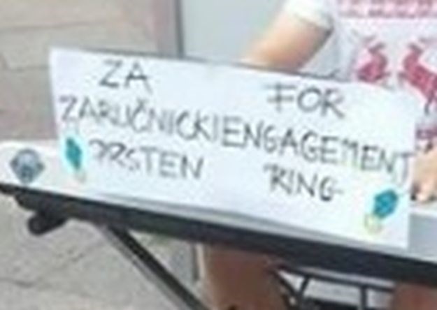 FOTO Maskirani Riječanin oduševio Fejs: Nećete vjerovati kako skuplja novac za zaručnički prsten