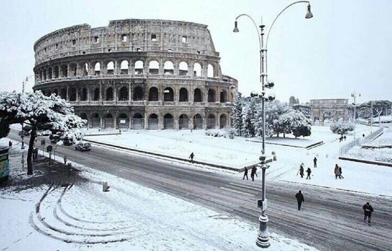 VIDEO, FOTO Prvi snijeg u Rimu nakon 6 godina, zatvoren Koloseum i škole