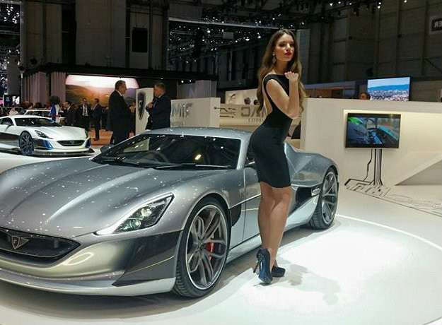 Zgodne hostese Rimac Automobila privlačile pažnju na sajmu u Ženevi