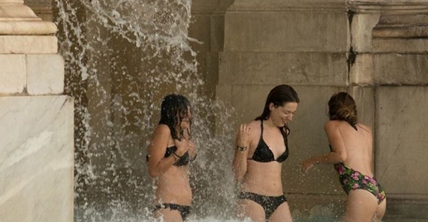 FOTO Talijani poludjeli: Polugole turistkinje se okupale u 400 godina staroj fontani