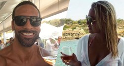 Rio Ferdinand ljetuje sa seksi starletom, ali jedan detalj na fotki otkriva da još pati za suprugom