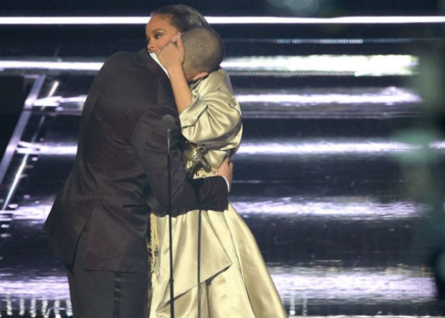 Drake sinoć svima otkrio kako je u Rihannu zaljubljen od svoje 22. godine