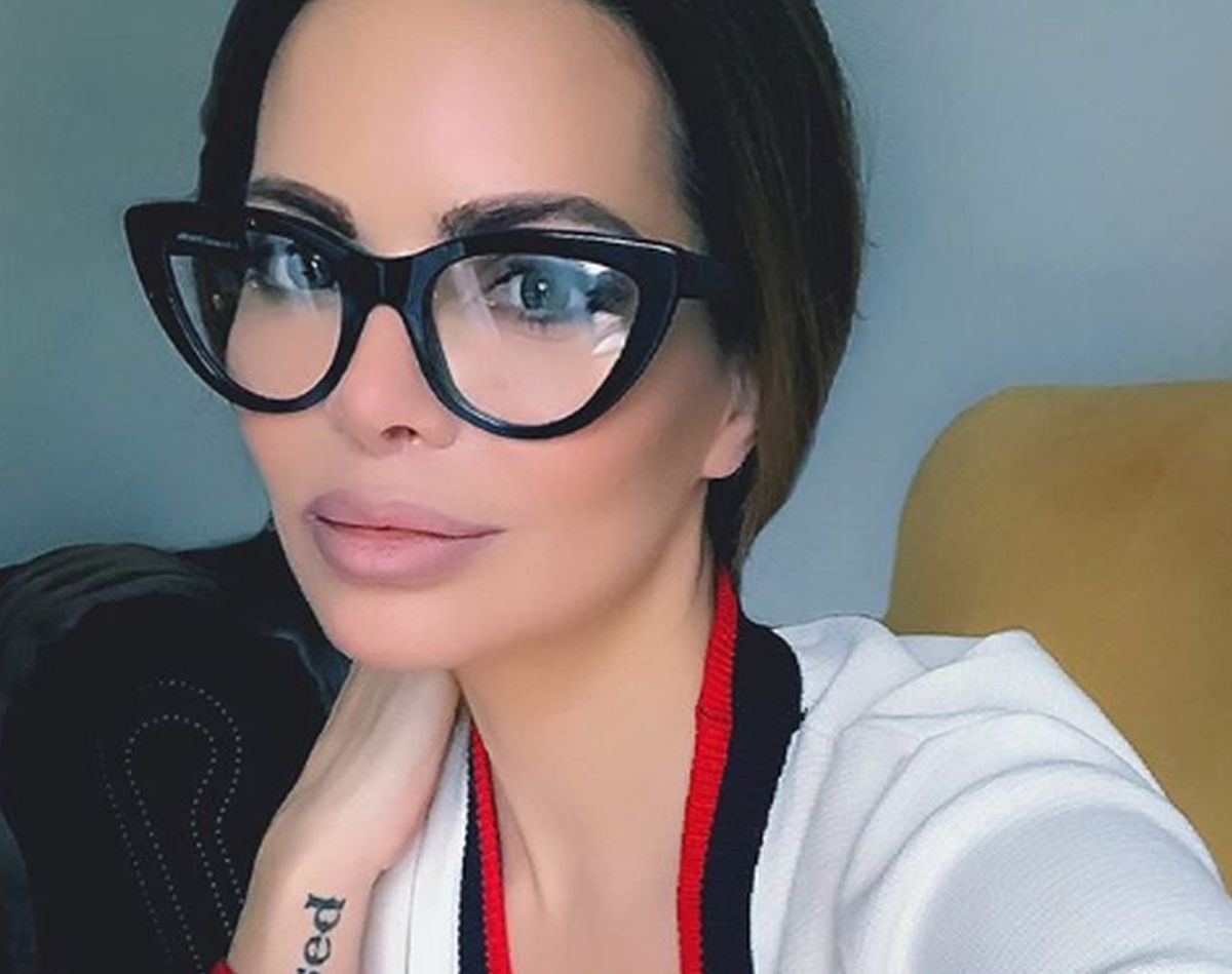 Nikolina Ristović objavila fotku s naočalama, ali nije zaboravila ni duboki dekolte