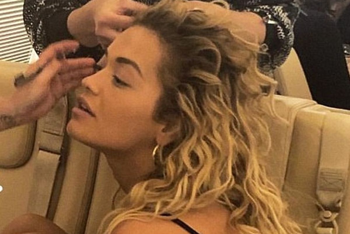FOTO Golišava Rita Ora pokazala što joj točno rade u avionu