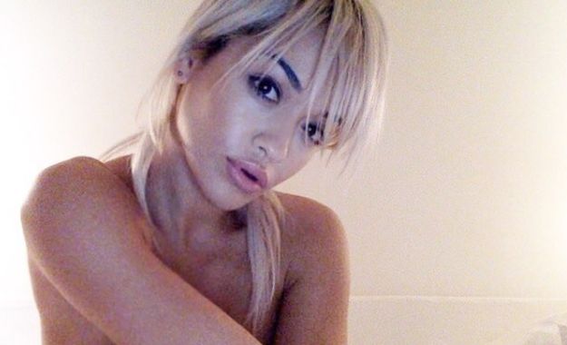Rita Ora htjela pokazati kako izgleda kad se probudi, no svi gledaju u sisu koja je izvirila