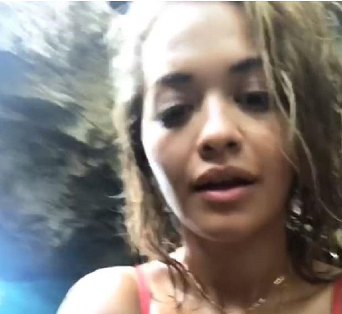 VIDEO Rita Ora htjela pokazati špilju, no svi su joj se zagledali u bujne grudi u mini badiću