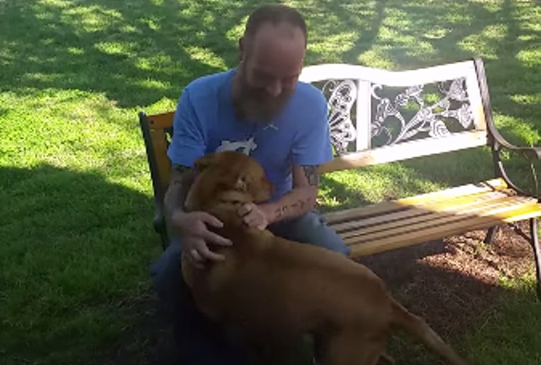VIDEO Ponovni susret psa i vlasnika koji je dug period proveo u bolnici