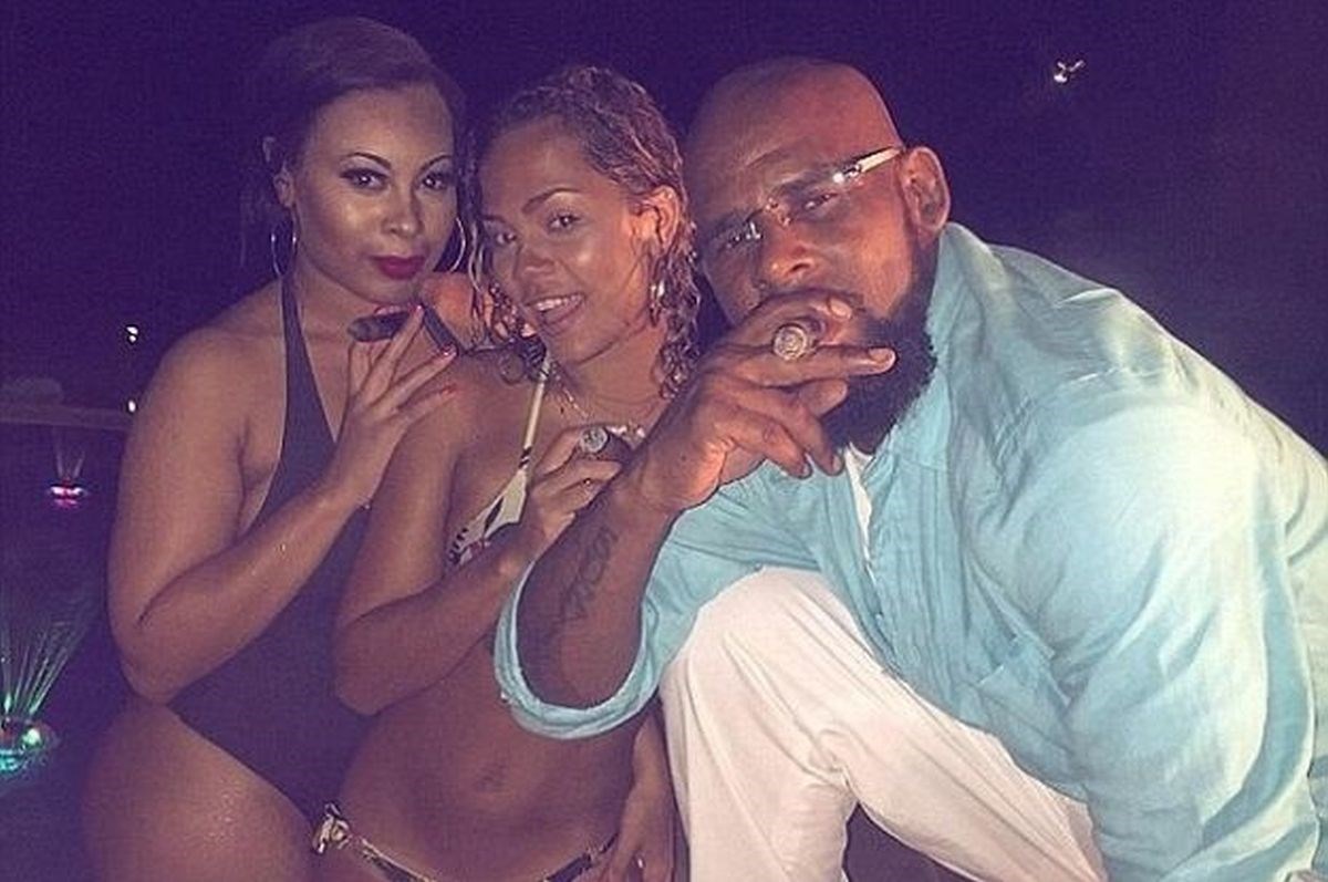 "R. Kelly drži 14-godišnjakinje kao ljubimce, uči ih kako da zadovoljavaju jedna drugu i njega"