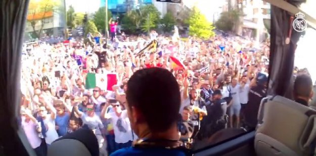 Video iz Realovog autobusa: Tisuće navijača ispred Bernabeua, impresionirani igrači ih snimaju