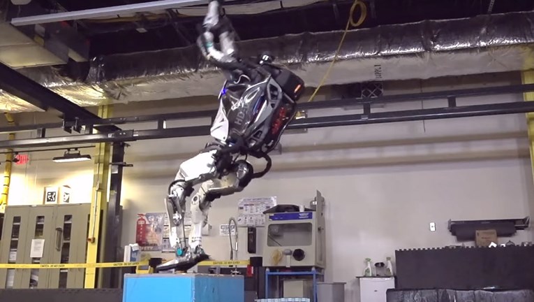 Pogledajte kako robot veličine čovjeka radi salto unatrag