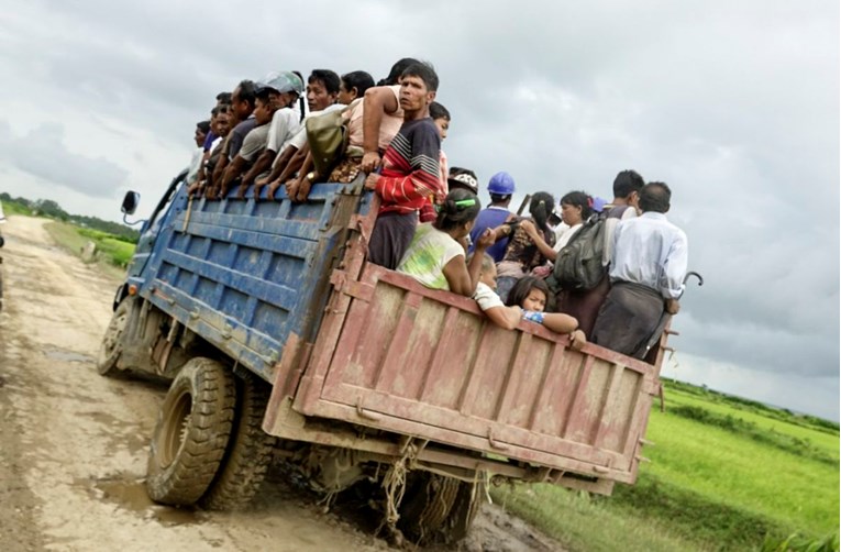 Vojska u Mianmaru "čisti ekstremističke teroriste", gotovo 400 mrtvih