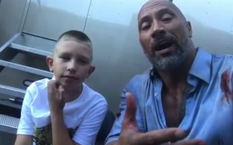 VIDEO The Rocka rasplakao susret s dječakom koji je spasio brata potezom iz njegovog filma