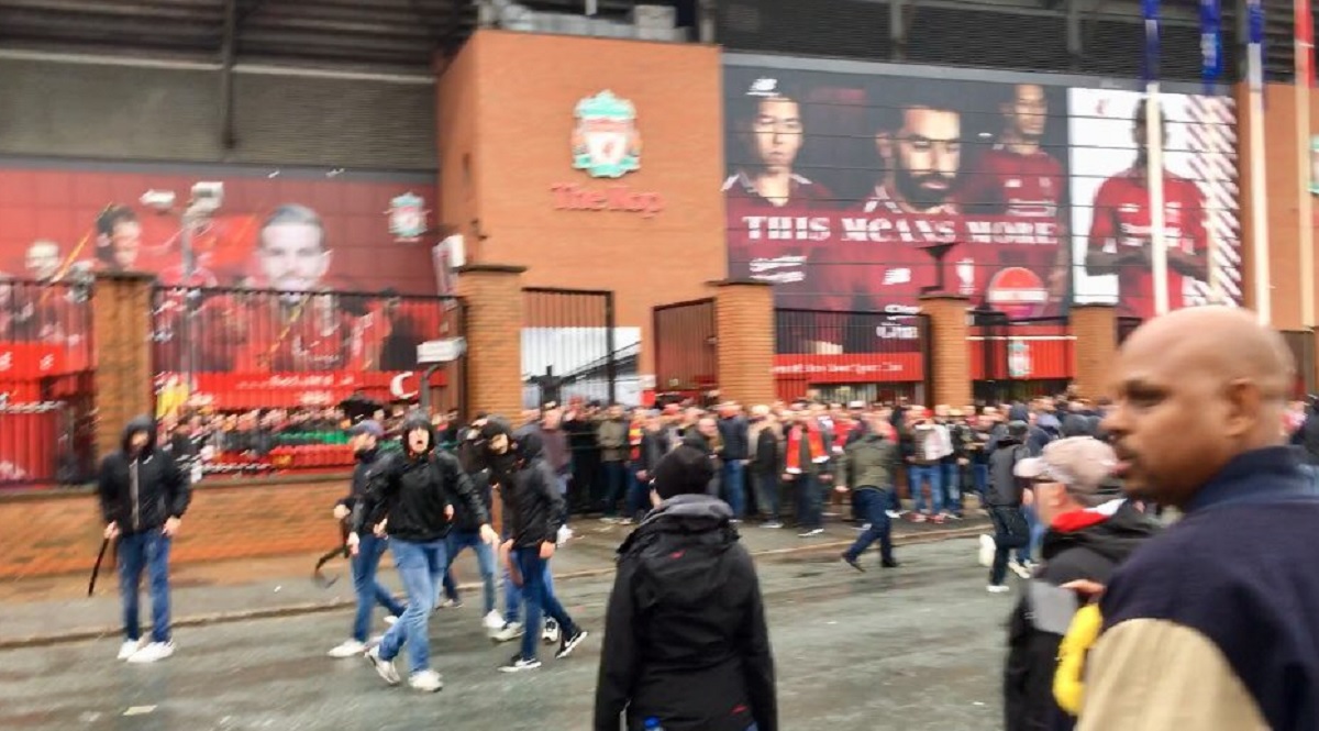 KAOS U LIVERPOOLU Romini navijači čekićima i noževima napali Engleze, jednog su pokušali ubiti