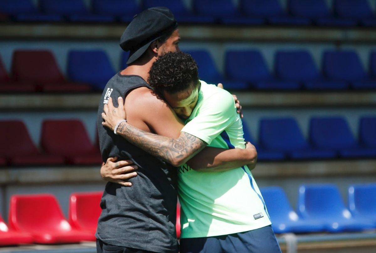 RONALDINHO SE VRATIO U BARCELONU Pogledajte reakciju Messija i Neymara