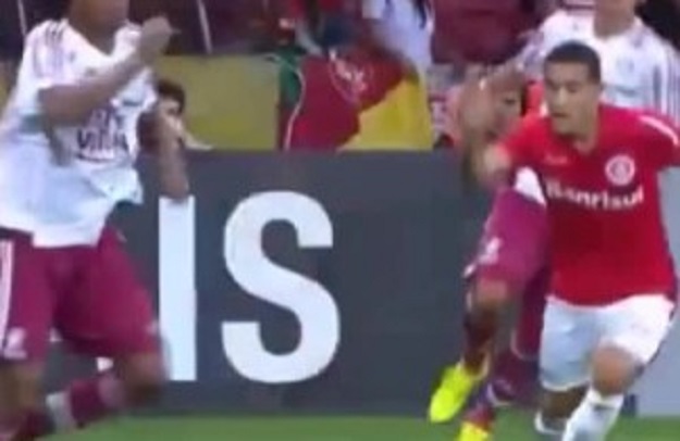 Video dana: Ronaldinho gurnuo loptu kroz noge suparniku okrenutom leđima