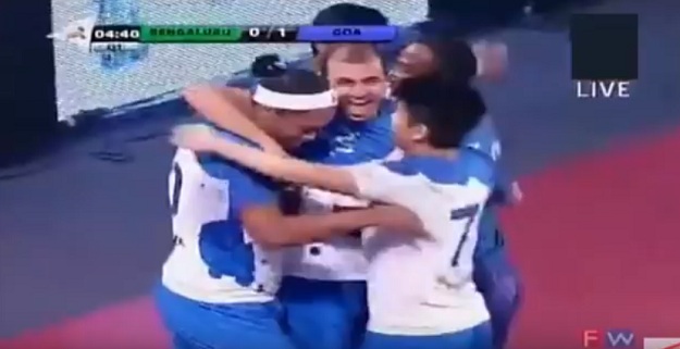 VIDEO Čarobni Ronaldinho očarao i u futsalu: Zabio pet komada i zasjenio legendarnog Falcaa