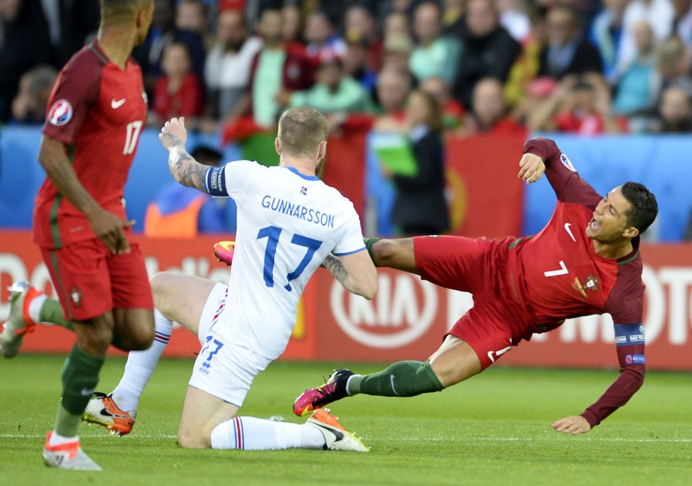 Islanđanin koji je zaustavio Ronalda odgovorio Portugalcu: Samo se zajebavao i bacao po terenu