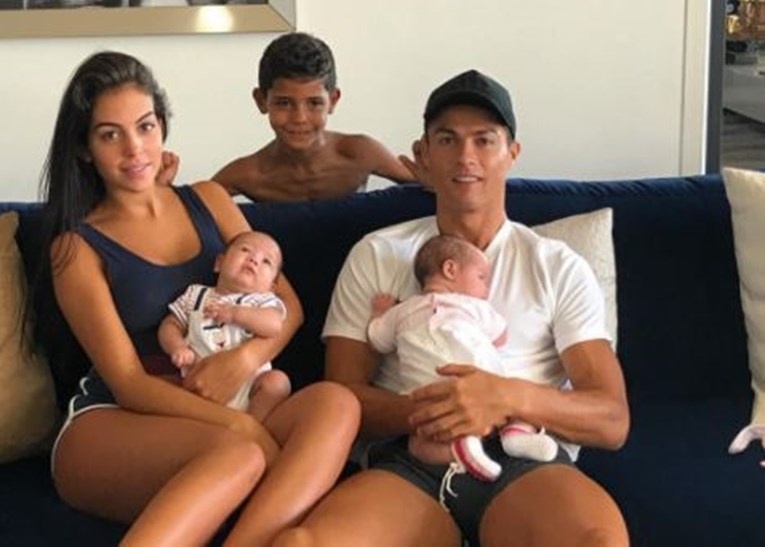 FOTO Ronaldo objavio obiteljsku fotku, tip mu uletio s bizarnim komentarom o njegovim nogama