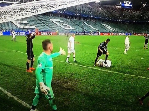 Prljavi Ronaldo gazi suparnika koji leži na terenu