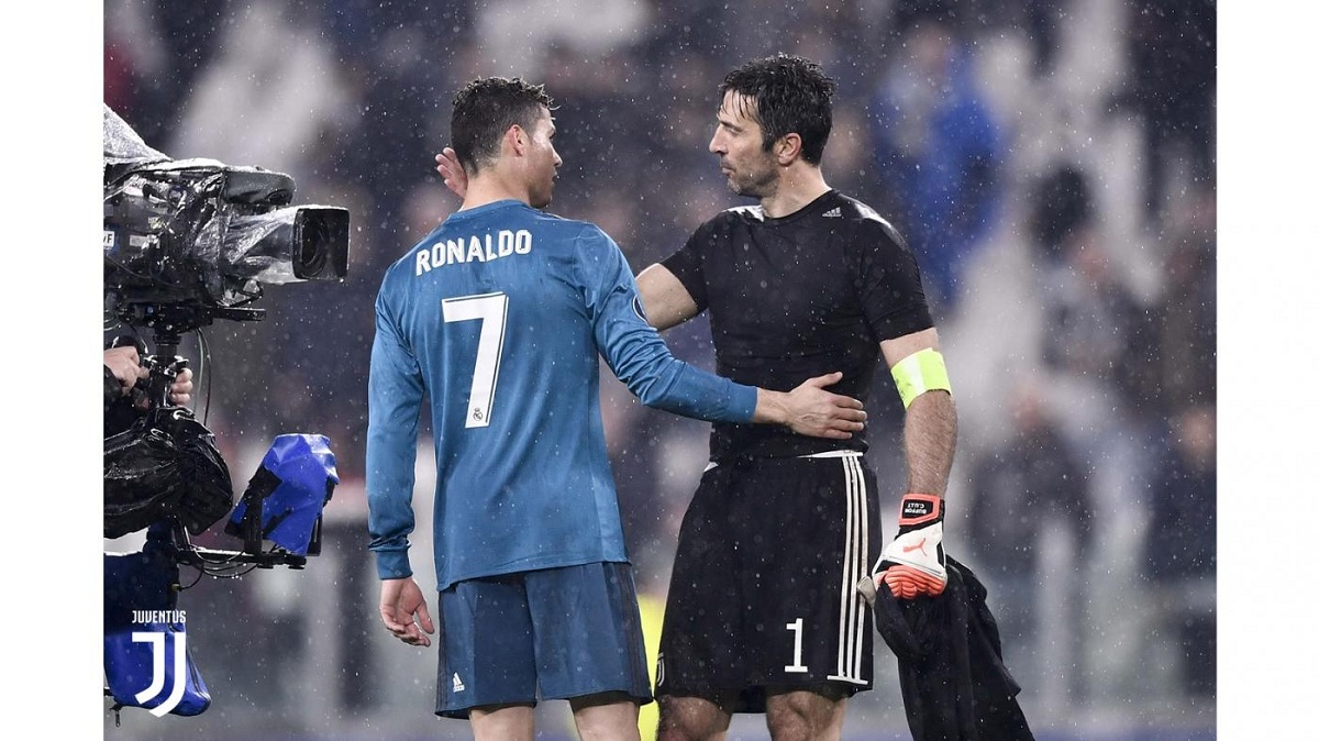 NAJLJEPŠA FOTKA POVIJESNE UTAKMICE Što mislite u čijim je rukama završio Ronaldov dres?