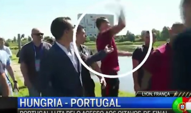 VIDEO Ronaldo oteo novinaru mikrofon i bacio ga u jezero!