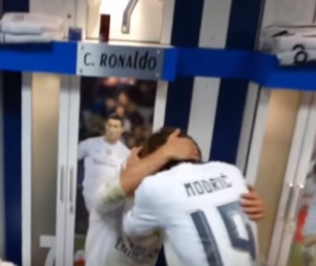 Zagrljaj Modrića i Ronalda: Pogledajte kako su se Realovci poklonili svom junaku