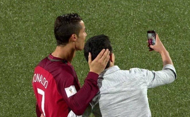 Ronaldo opet oduševio: Usred utakmice pozirao za selfie navijaču koji je uletio u teren