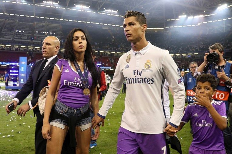 Ronaldo dao medalju lijepoj Georgini, a potom zagrlio čovjeka kojem duguje sve
