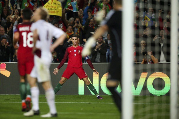 Pogledajte kako je Ronaldo promašio penal pa dostigao Lewandowskog