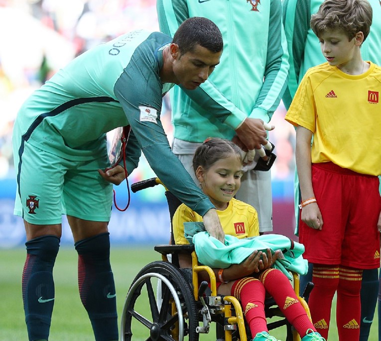 RONALDOV POLJUBAC Veliki Portugalac djevojčici u invalidskim kolicima uljepšao djetinjstvo