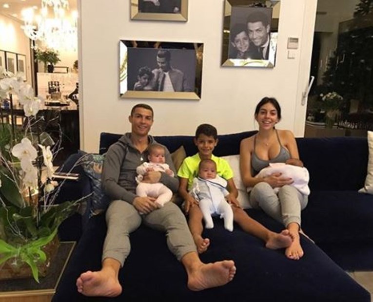 Ronaldova cura objavila prvu zajedničku fotku sretne šestorke, fanovi oduševljeni