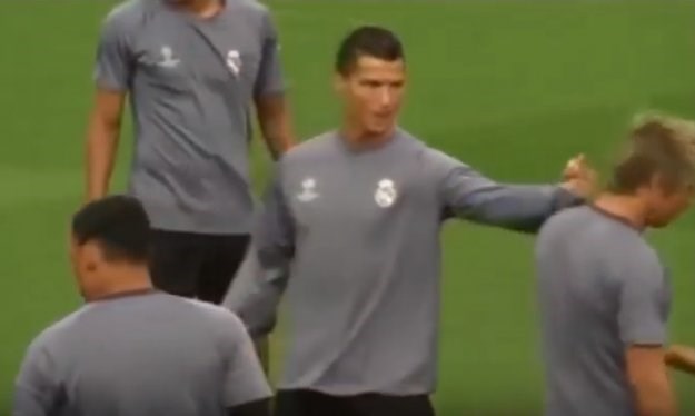 VIDEO Ronaldo snimljen kako suigraču pokazuje srednji prst