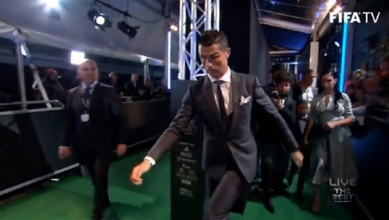 Ronaldo skoro pao pa otpilio voditelje za intervju