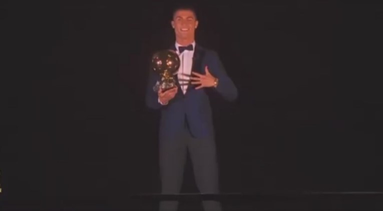 SPEKTAKL U PARIZU Pogledajte kako je Ronaldo podigao Zlatnu loptu