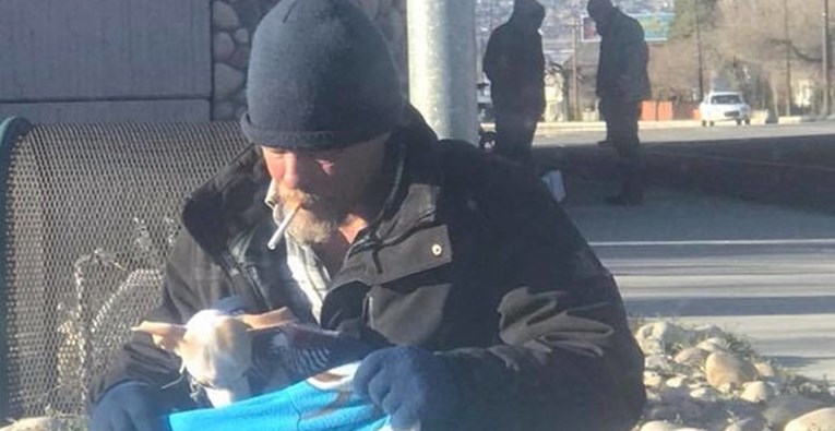 Beskućnik je spasio psića kojeg je vlasnica izbacila iz auta i promijenio mu sudbinu