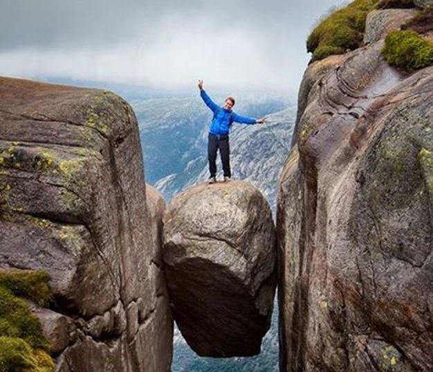 Fotka s jednog od najopasnijih mjesta na Zemlji: Biste li se popeli na ovu stijenu?