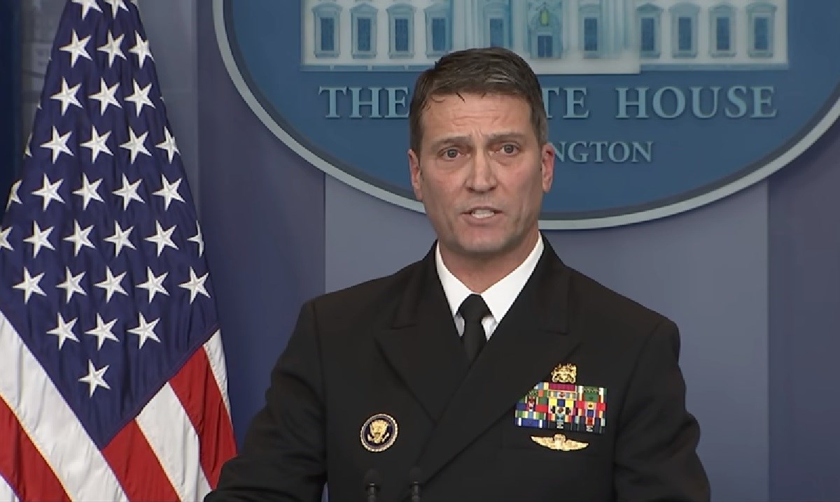 Trumpov liječnik koji je optužen da je pio na poslu povukao kandidaturu za ministra