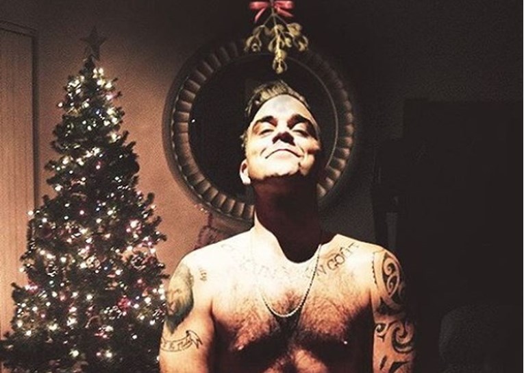 Robbie Williams pozirao sasvim gol ispred božićnog drvca: "Tko želi poljubac?"