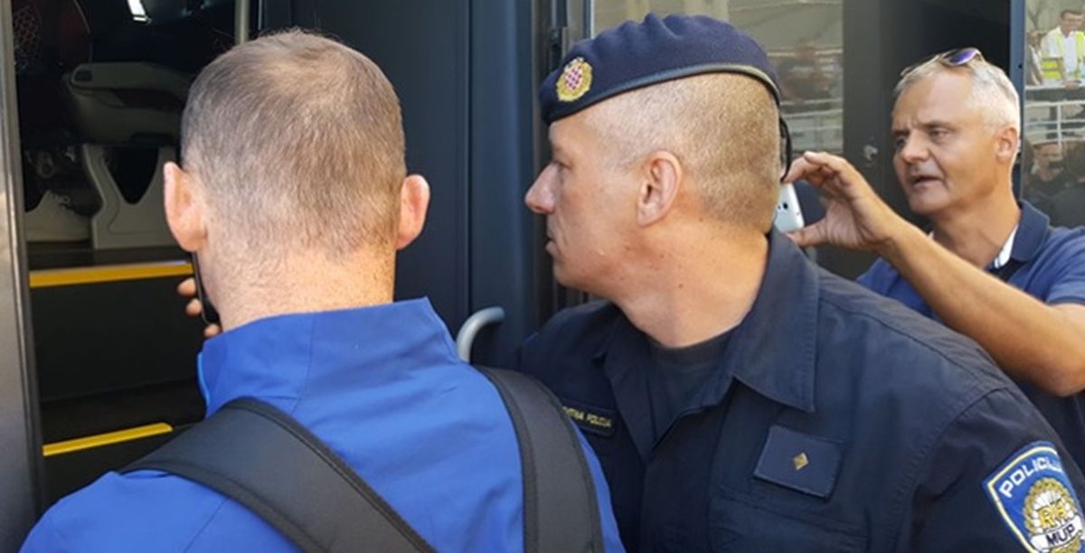 LUDNICA U SPLITU Čak i policajci snimaju selfie s Rooneyjem