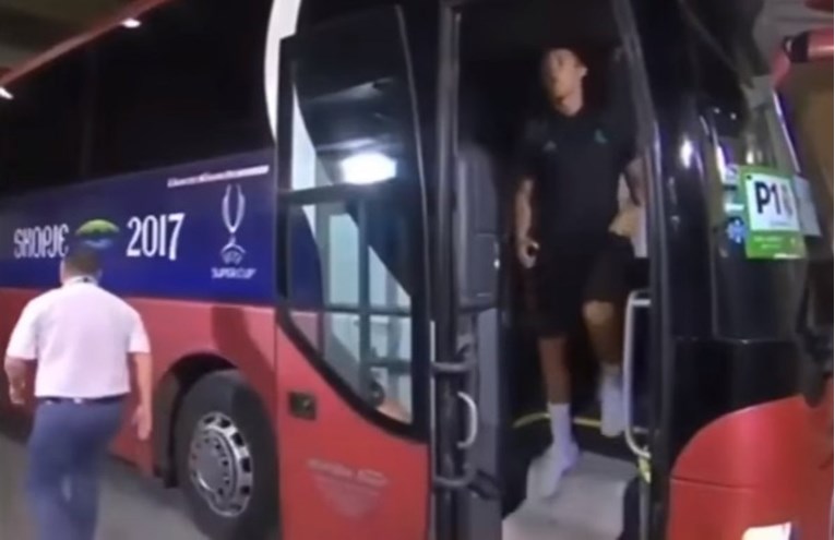 UMALO SE BIZARNO OZLIJEDIO Pogledajte kako je Ronaldo izbjegao tešku ozljedu u busu u Skoplju