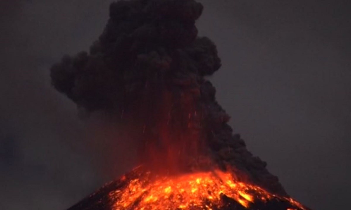 NESVAKIDAŠNJA SNIMKA Fotograf uspio snimiti spektakularnu erupciju vulkana