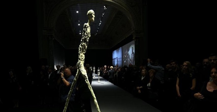 FOTO "Čovjek koji hoda": Skulptura vrijedna više od pola milijarde kuna očarala Zagrepčane