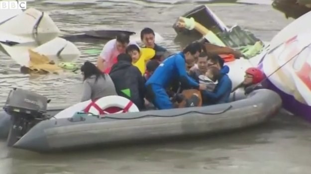 Iz zrakoplova TransAsia Airwaysa koji se srušio u rijeku izvukli živog 2-godišnjaka