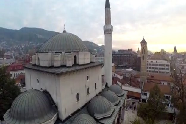 Mladići upali u džamiju u Sarajevu, jedan nosio ISIL-ovu majicu