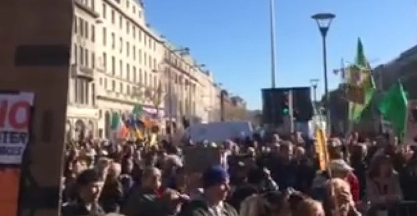 Irci nastavljaju pritiskati vladu: Deseci tisuća na ulicama protiv visokih računa za vodu