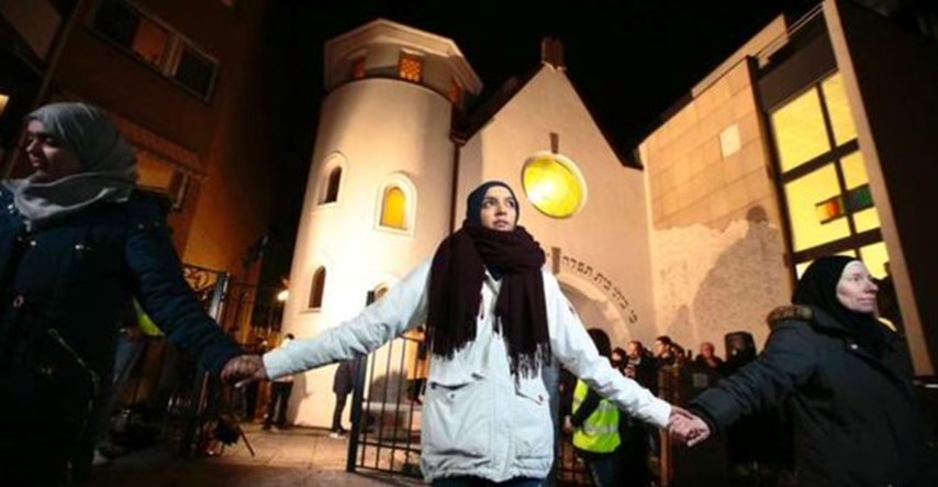 Tisuću muslimana ispred norveške sinagoge formiralo "prsten mira": Smisao islama su ljubav i zajedništvo