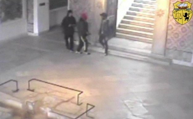 Tunis objavio snimku napada: Ubojice mirno ušetale s oružjem, jedan od njih je srednjoškolac