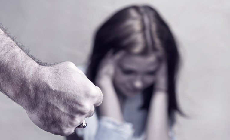 Muškarac u Srbiji danima tukao i silovao 16-godišnju kćer